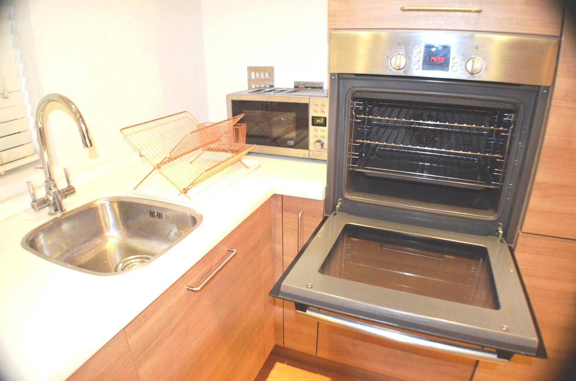 Brentwood Town Retreat - Large 2 Bedroom Apartment Экстерьер фото